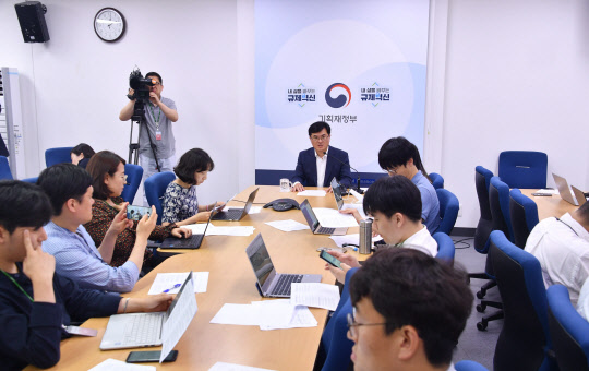 김회정 기획재정부 국제경제관리관이 13일 정부세종청사에서 외평채 발행과 관련 브리핑을 하고 있다.